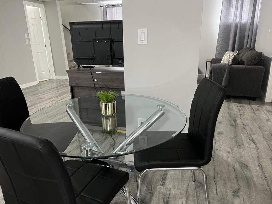 Cozy Modern And Lavish 2 Bedroom Basement Suite 위니펙 외부 사진