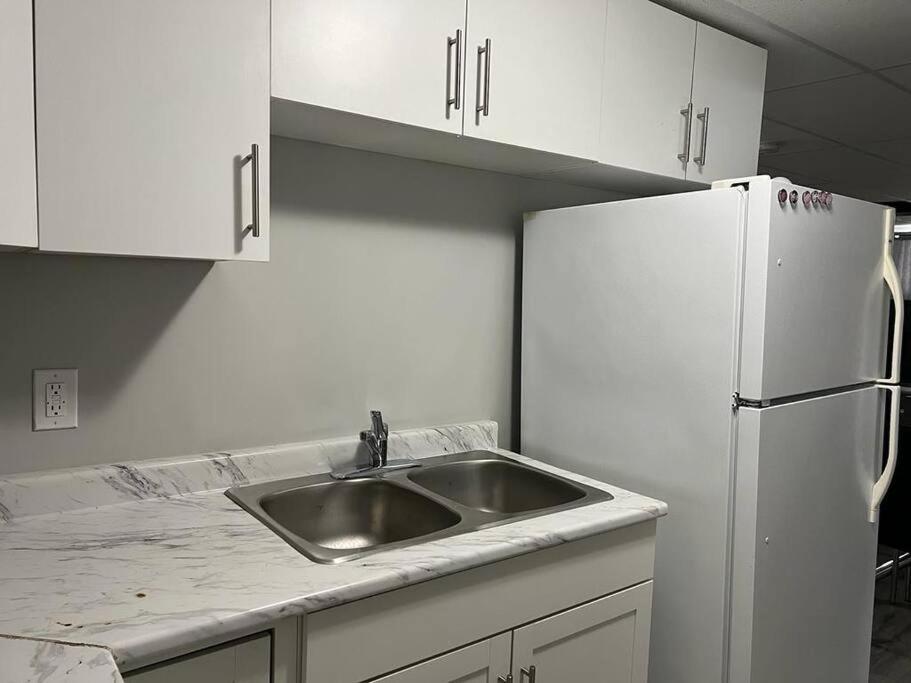Cozy Modern And Lavish 2 Bedroom Basement Suite 위니펙 외부 사진