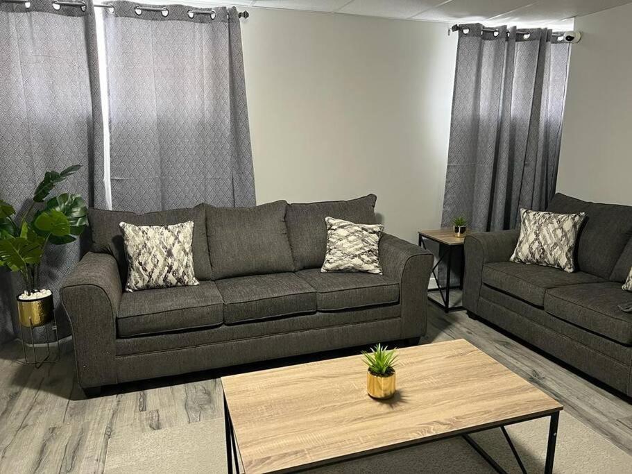 Cozy Modern And Lavish 2 Bedroom Basement Suite 위니펙 외부 사진