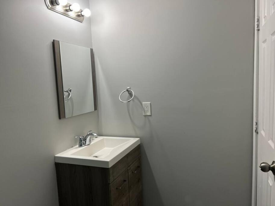 Cozy Modern And Lavish 2 Bedroom Basement Suite 위니펙 외부 사진