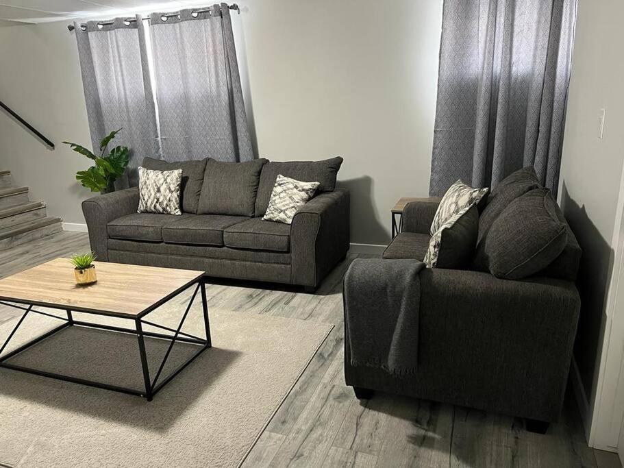 Cozy Modern And Lavish 2 Bedroom Basement Suite 위니펙 외부 사진