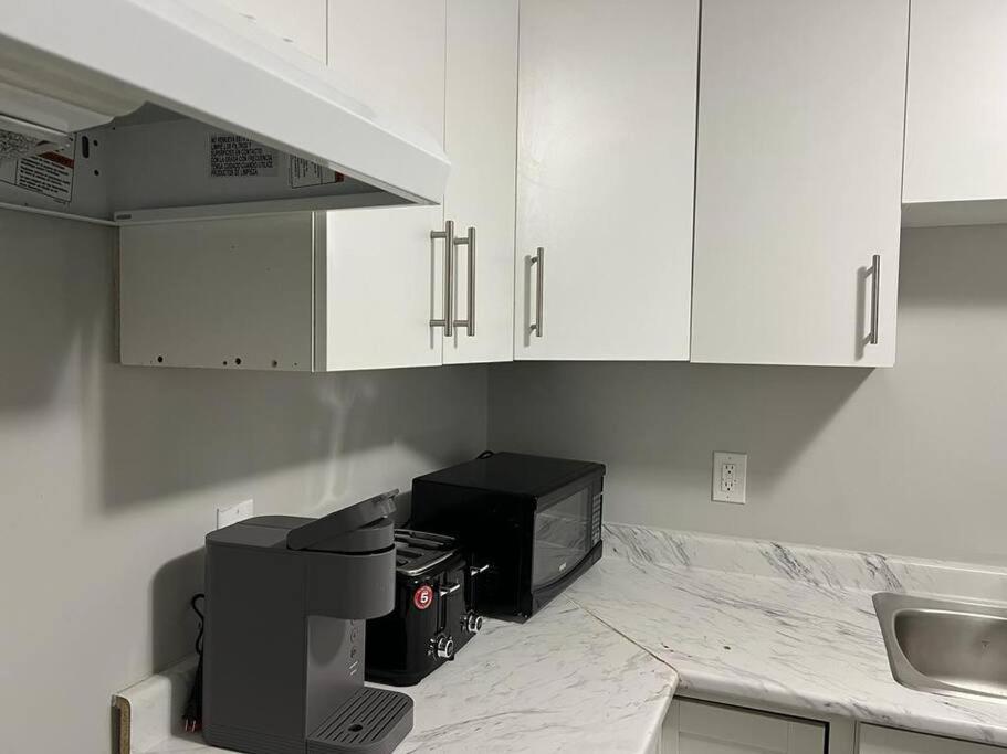 Cozy Modern And Lavish 2 Bedroom Basement Suite 위니펙 외부 사진