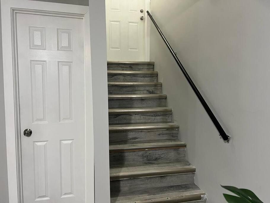 Cozy Modern And Lavish 2 Bedroom Basement Suite 위니펙 외부 사진